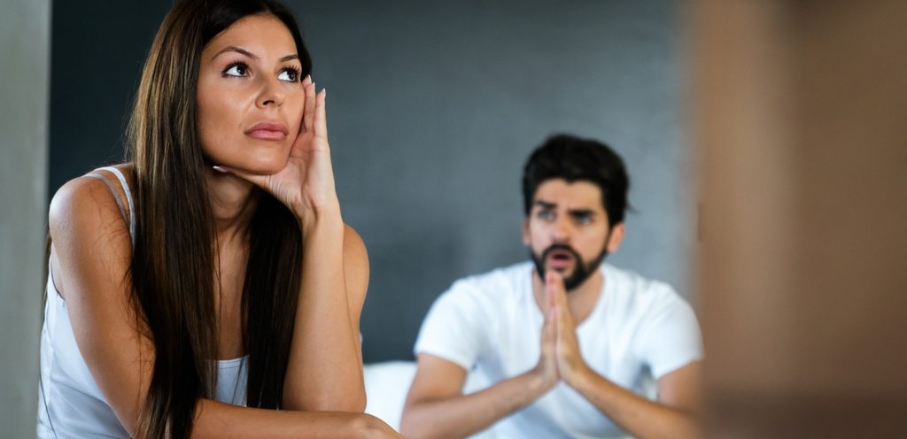 امرأة حزينة وزوج يحاول إرضاءها