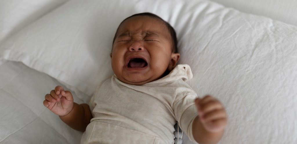 طفل رضيع يبكي
