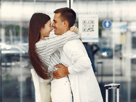 كيف تستقبلين زوجك من السفر