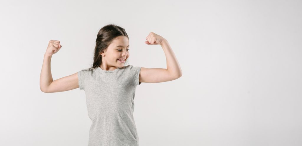 طفلة سعيدة وقويّة