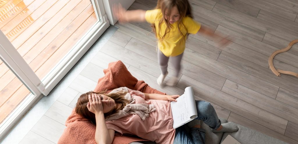 طفلة تقفز ووالدتها متعبة