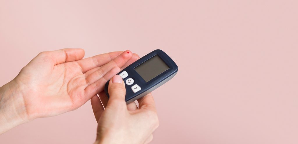 امرأة تقيس معدّل السكر بالدم