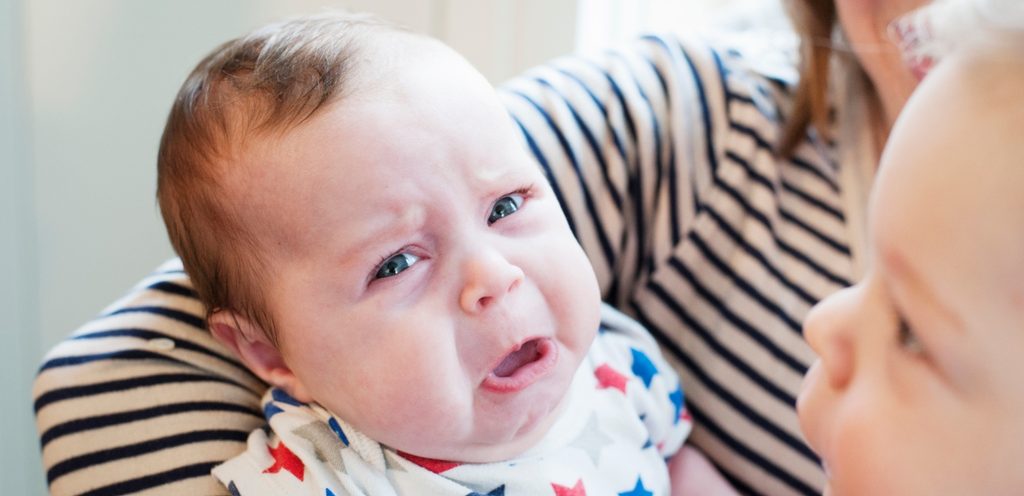 طفل رضيع يبكي