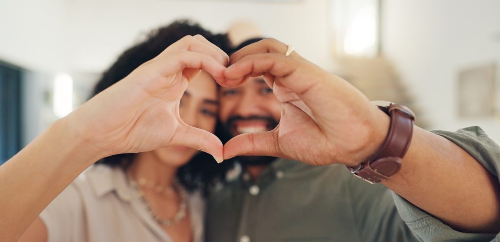 امرأة ورجل يصنعان قلبًا بيديهما