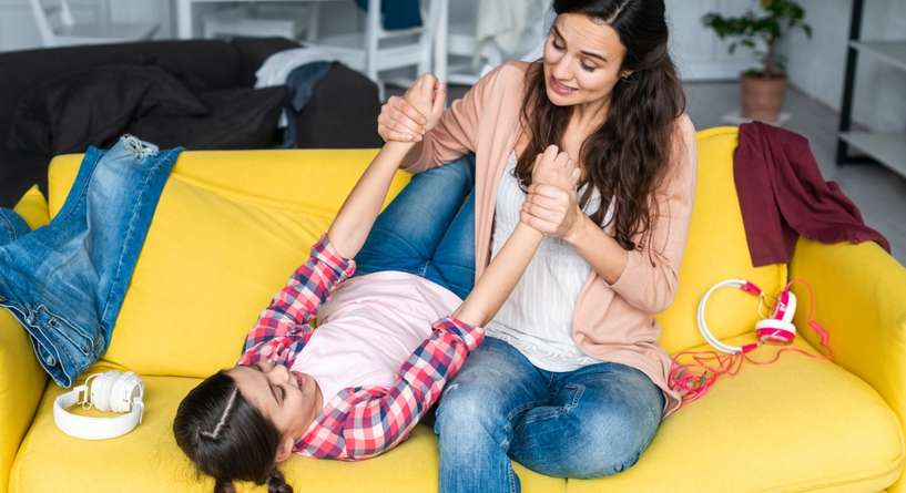 أطباء يُحذرون: هذا ما تفعله الدغدغة بجسم طفلكِ من دون أن تشعري!