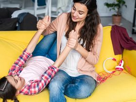 أطباء يُحذرون: هذا ما تفعله الدغدغة بجسم طفلكِ من دون أن تشعري!