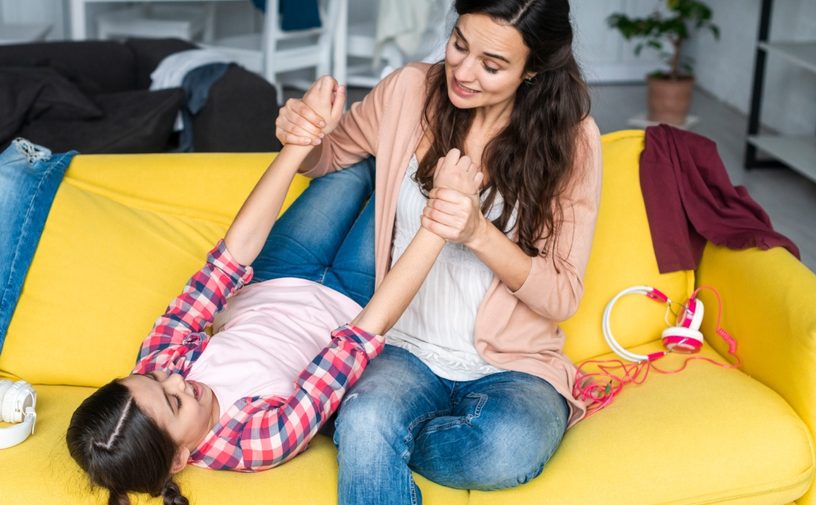 أطباء يُحذرون: هذا ما تفعله الدغدغة بجسم طفلكِ من دون أن تشعري!