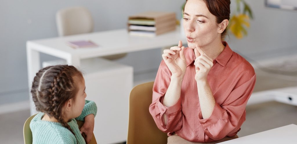 طفلة لدى مختصّة معالجة النطق