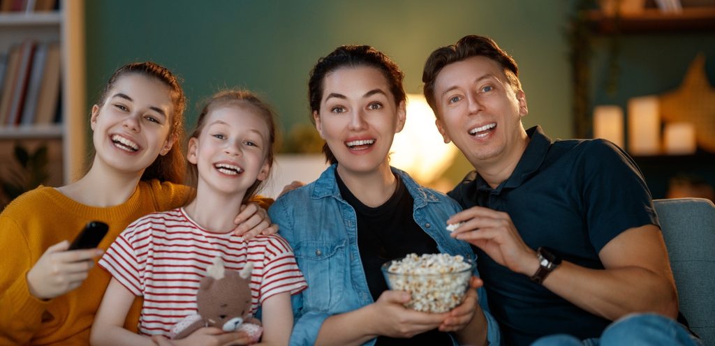 عائلة تشاهد فيلمًا
