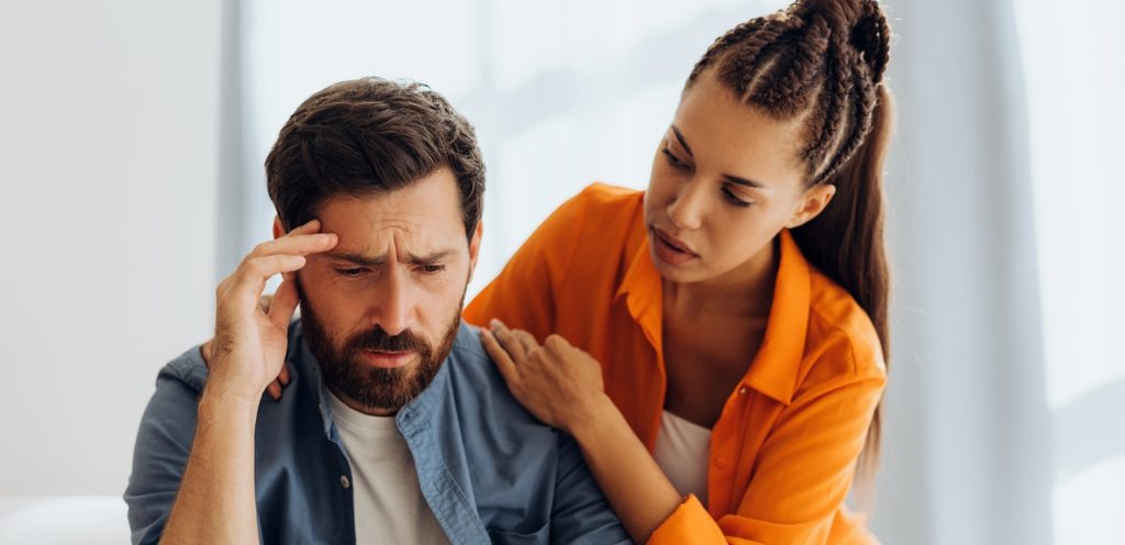 رجل حزين وامرأة تحاول التقرّب منه