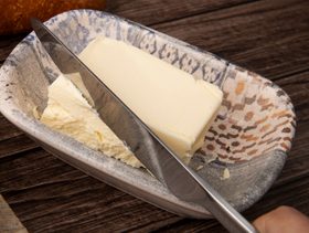 هل فعلًا ملعقة زبدة تجعل رضيعك ينام طوال الليل؟ الحقيقة صادمة!