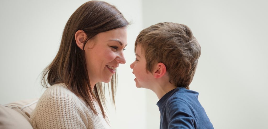 امرأة وطفلها سعيدان