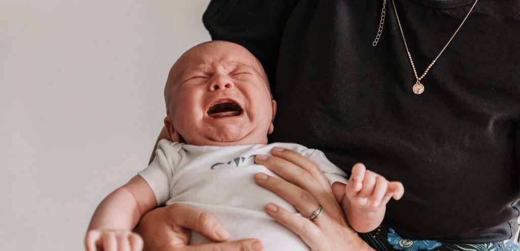 طفل رضيع يبكي