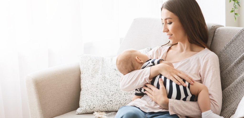 امرأة ترضع طفلها