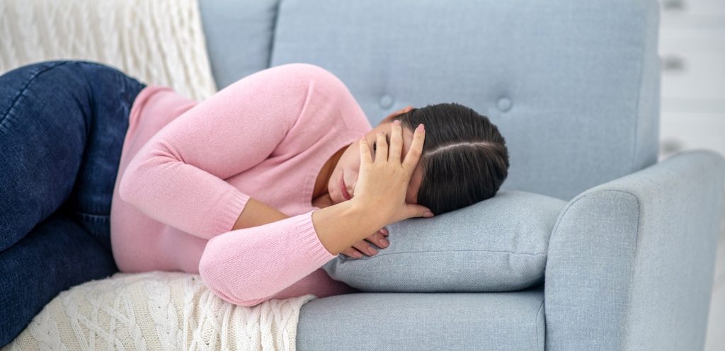 امرأة متعبة مستلقية