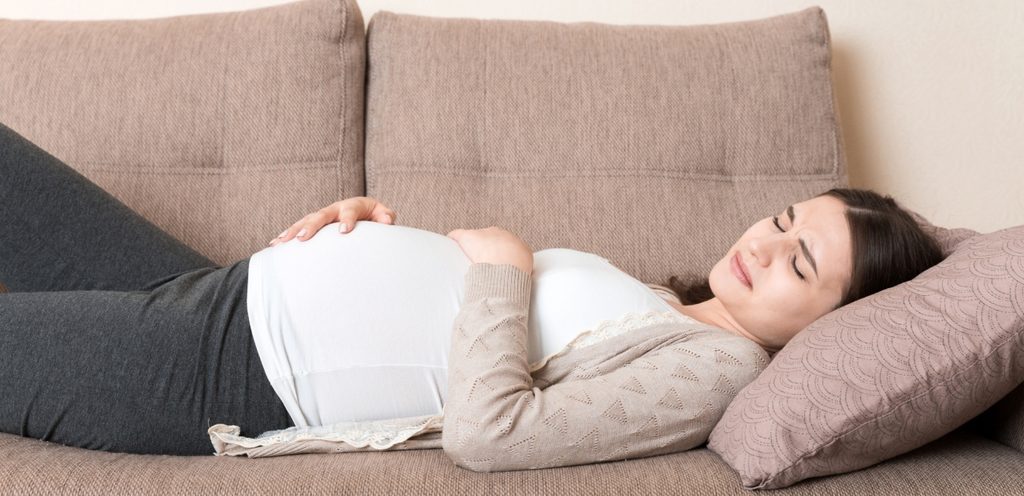 امرأة حامل مستلقية على ظهرها