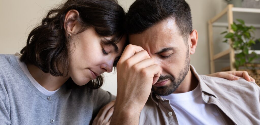 زوجان حزينان