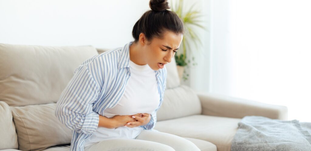 امرأة تعاني من آلام في البطن