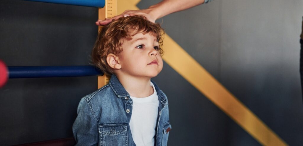 أم تقيس طول طفلها