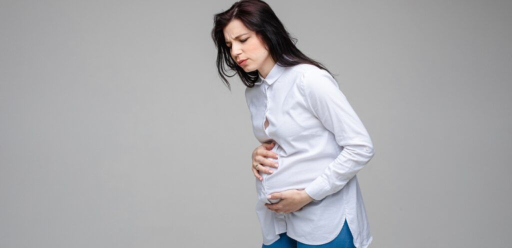 امرأة حامل تشعر بالألم