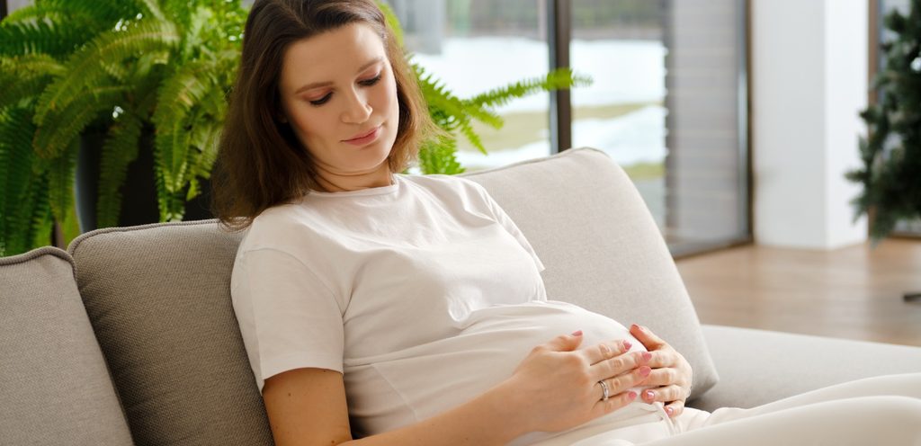 امرأة حامل حزينة