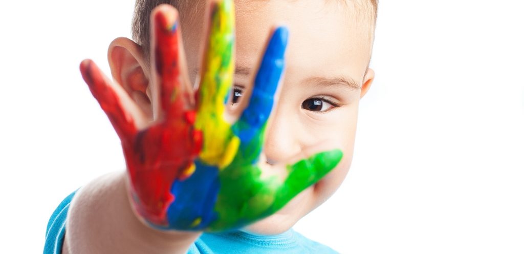 طفل على يده ألوان