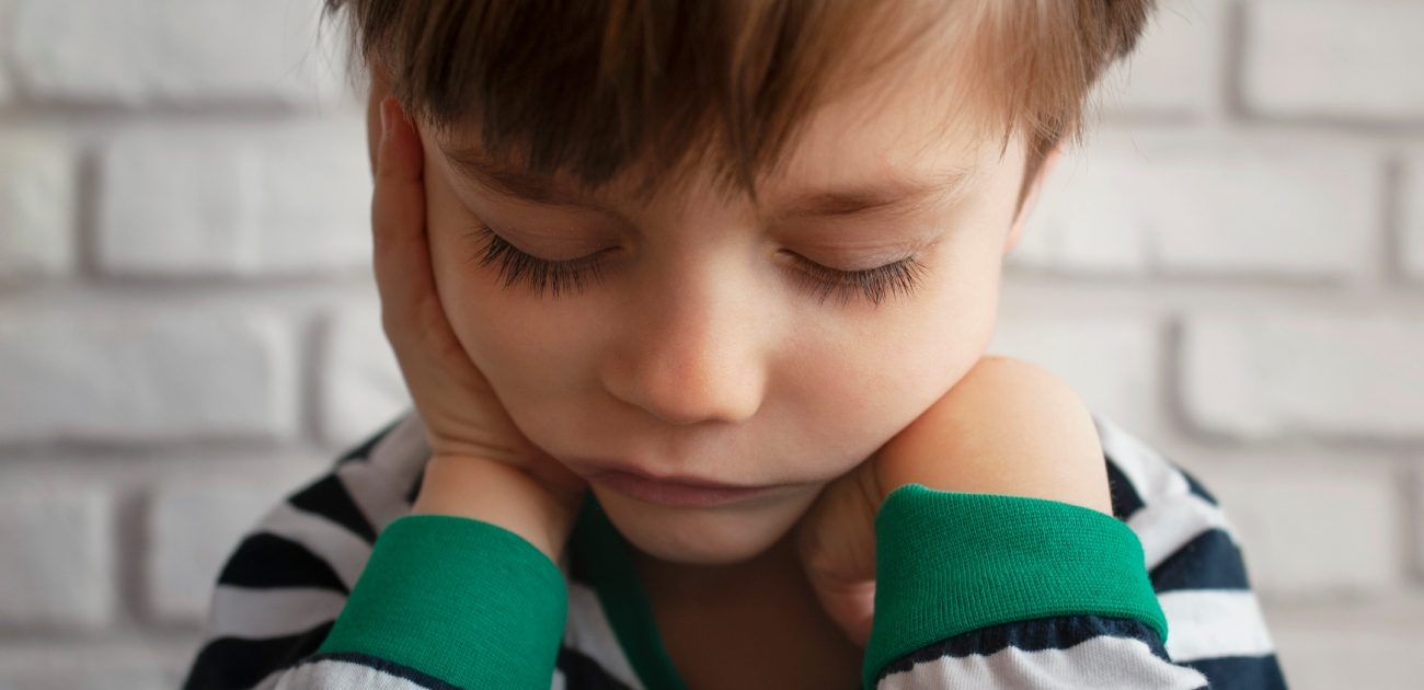 طفل حزين