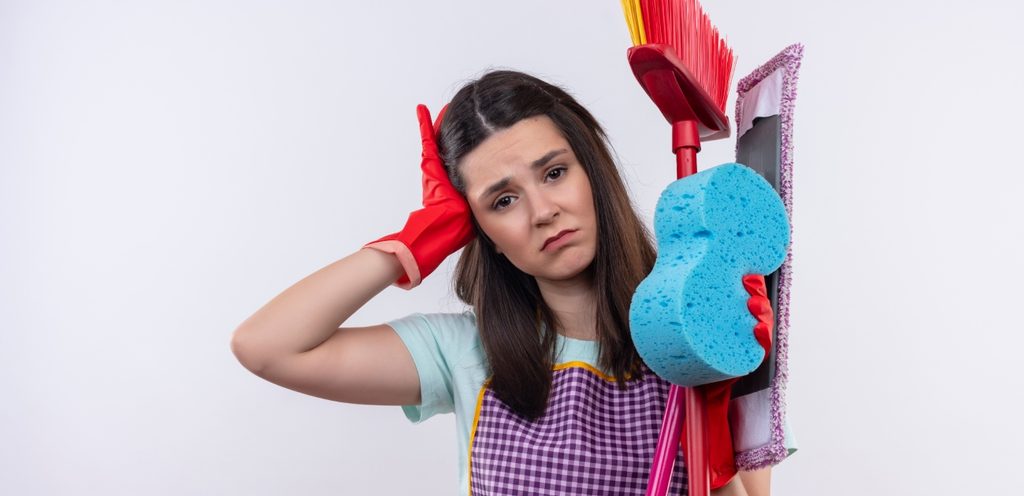 امرأة تنظّف المنزل