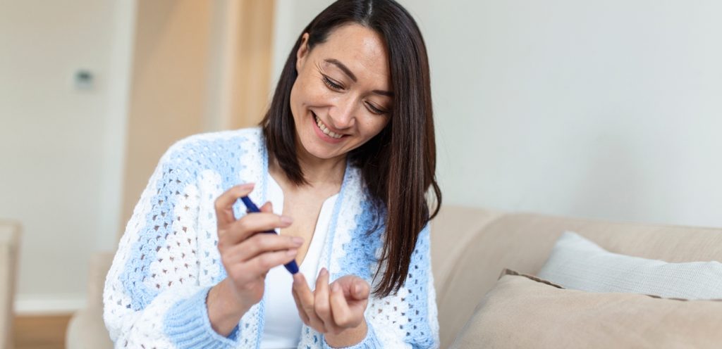 امرأة تقيس معدّل السكر بالدم