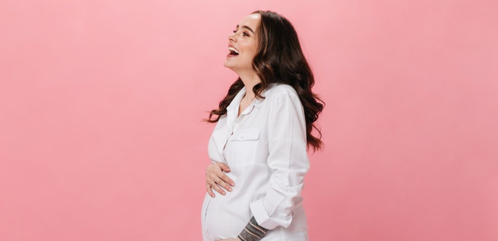 امرأة حامل سعيدة