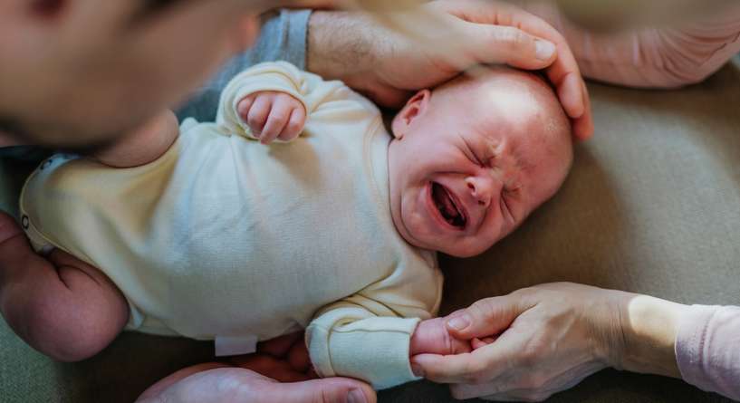 سبب بكاء الطفل بدون سبب