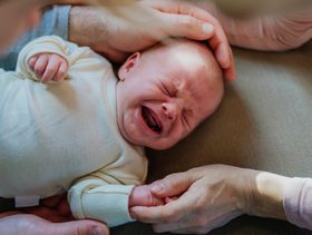 سبب بكاء الطفل بدون سبب