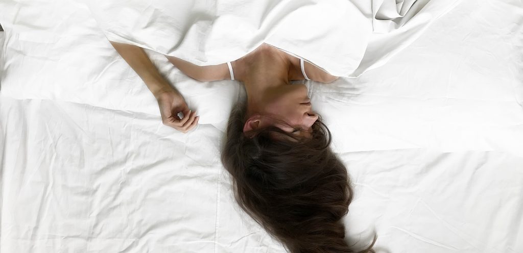 امرأة نائمة في السرير