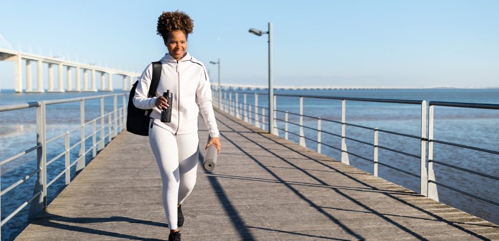 امرأة تمارس رياضة المشي