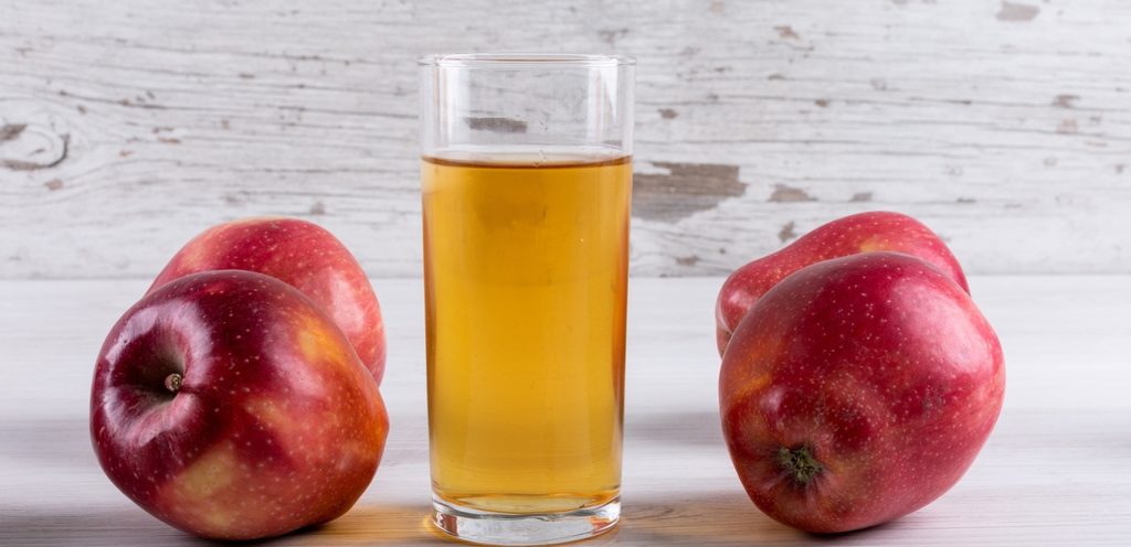 كوب من الخلّ مع ثمار التفاح