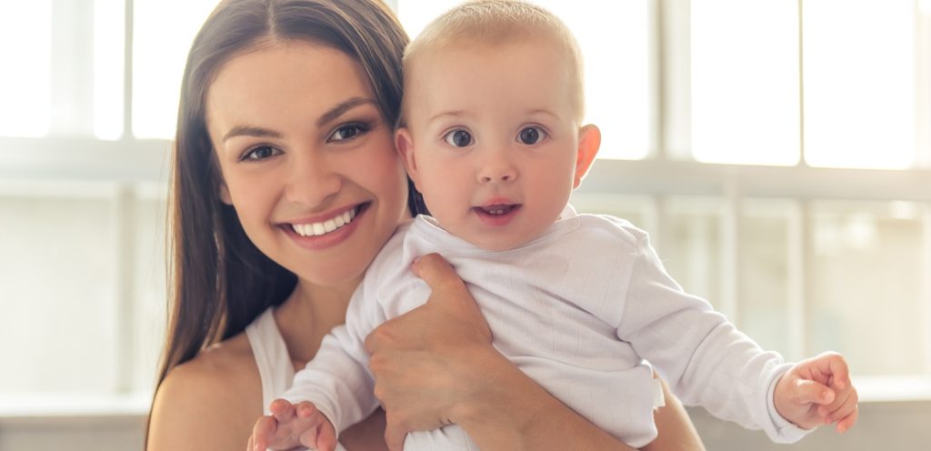 امرأة تحمل رضيعها