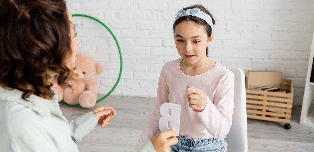 طفلة لدى مختصّة معالجة النطق