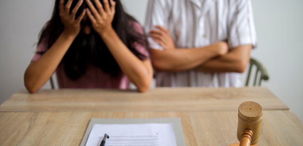 امرأة ورجل في المحكمة