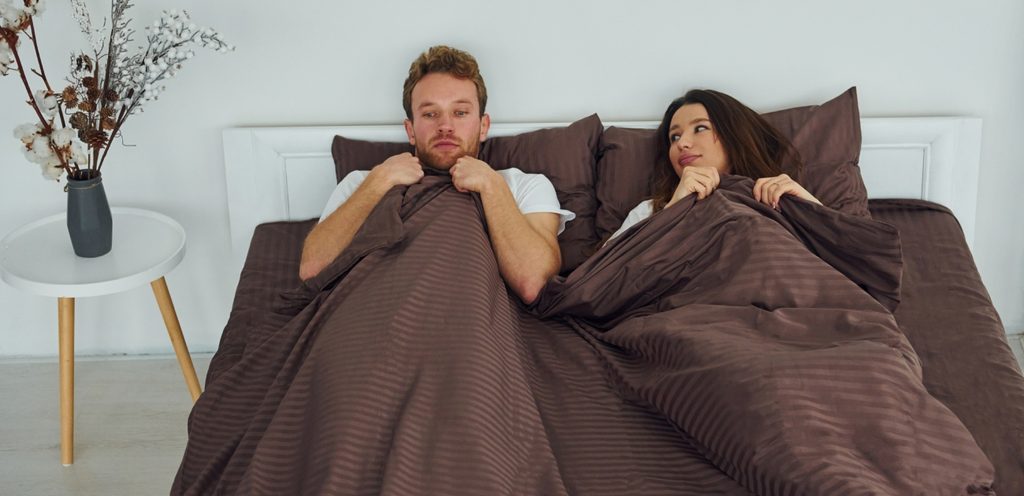 زوجان في السرير