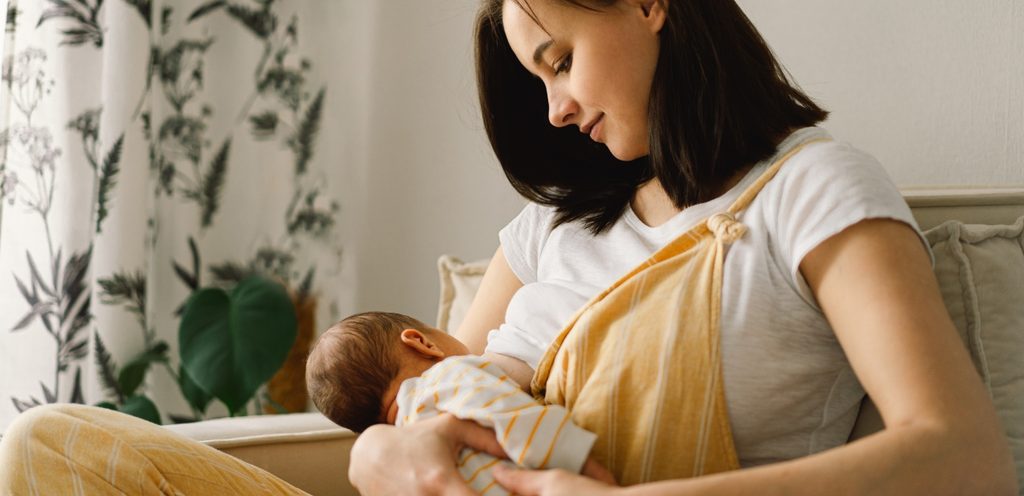 امرأة ترضع طفلها