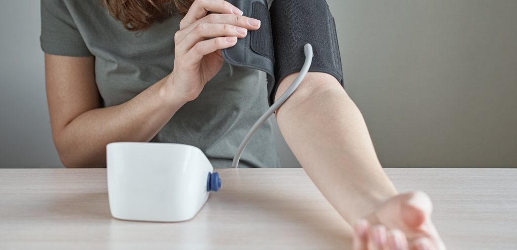 امرأة تقيس معدّل ضغط الدم