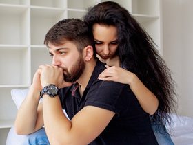 زوجي غيور جدًا