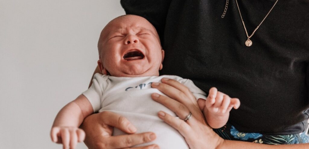 طفل رضيع يبكي