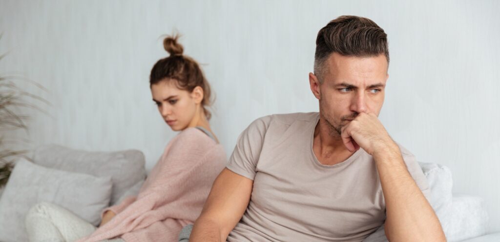 زوجان حزينان