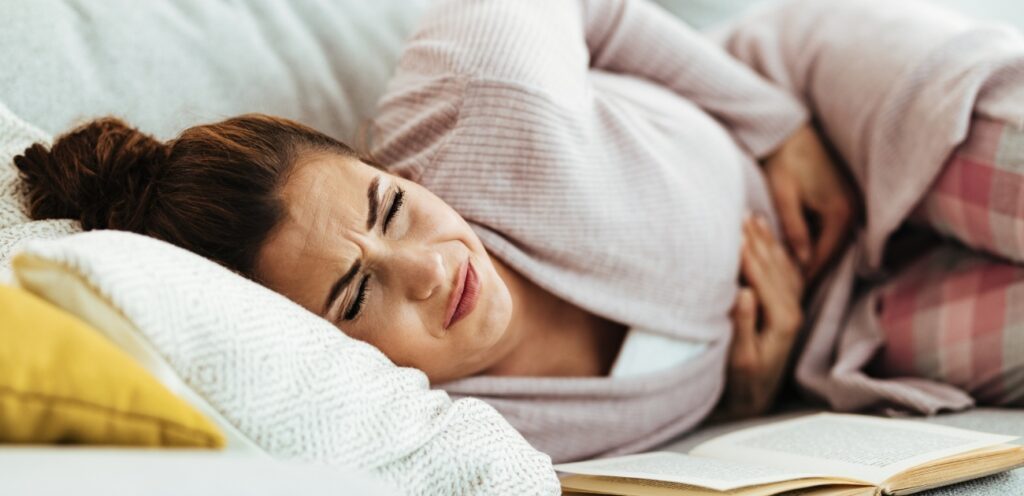 امرأة تعاني من ألم في البطن