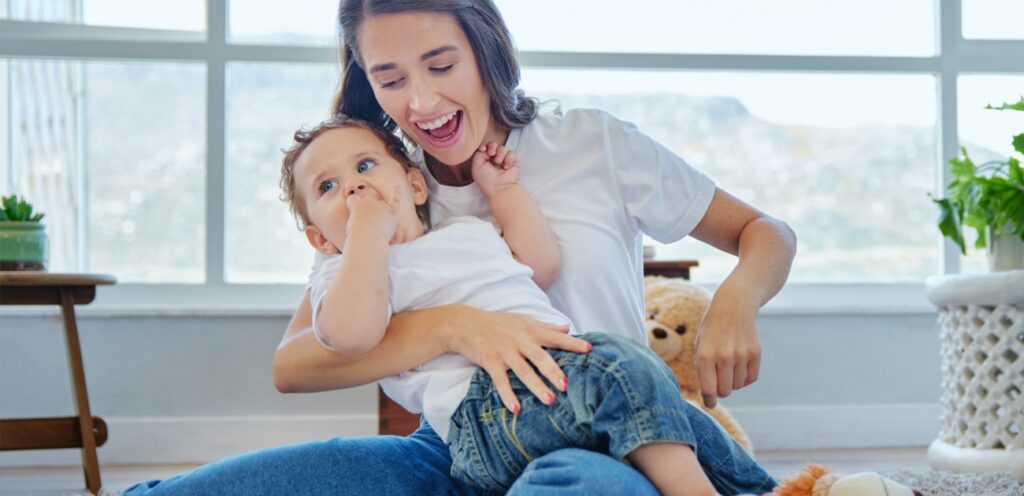 امراة تحمل طفلها بسعادة