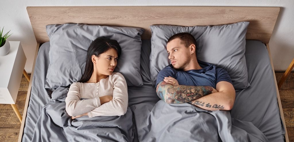 زوجان غاضبان في السرير
