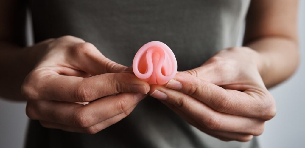 امرأة تمسك كأس حيض