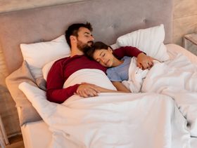 النوم في حضن الزوجة