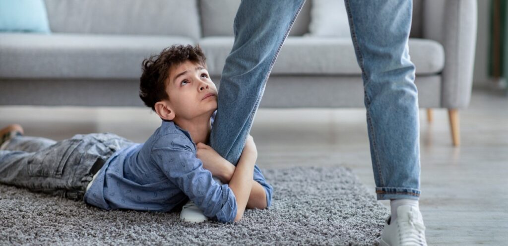 طفل يعانق رجل والدته